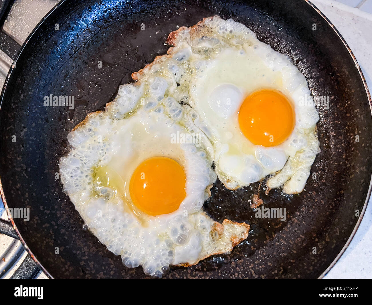 Sonnige Eier in der Bratpfanne Stockfoto
