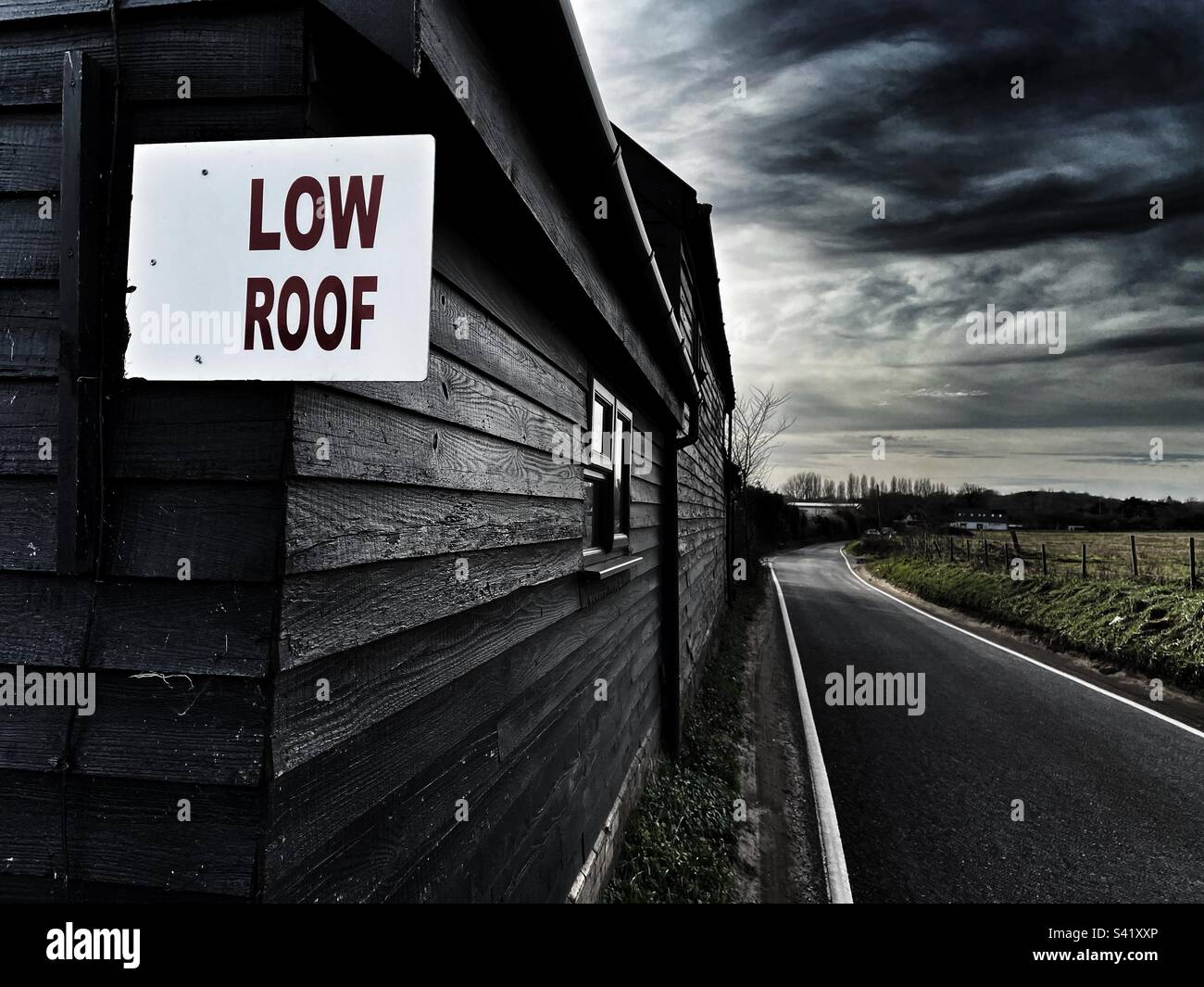 Haus am Straßenrand mit Flachdach Stockfoto