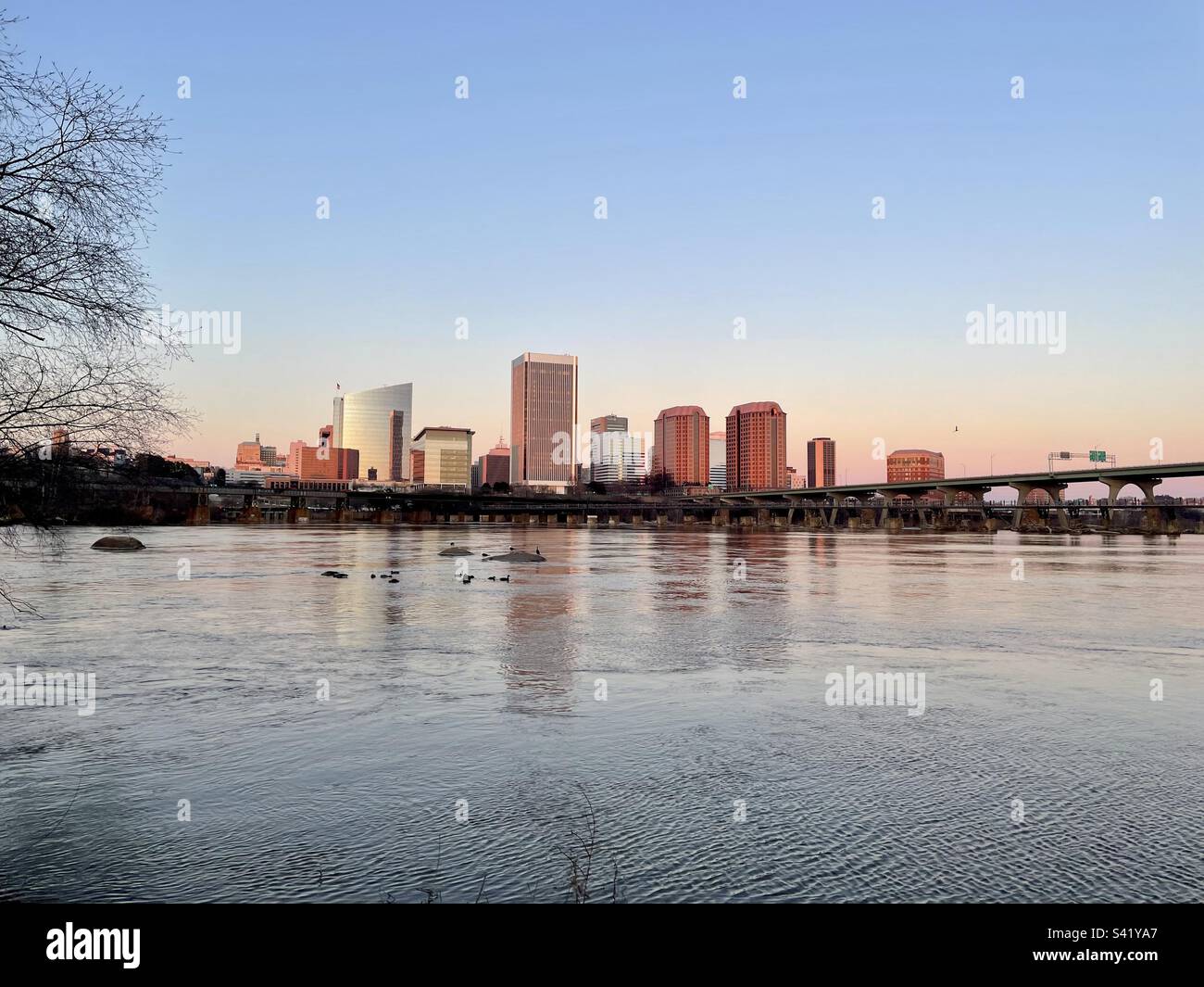 Richmond, VA, aus der Sicht des James River bei Sonnenuntergang. Stockfoto