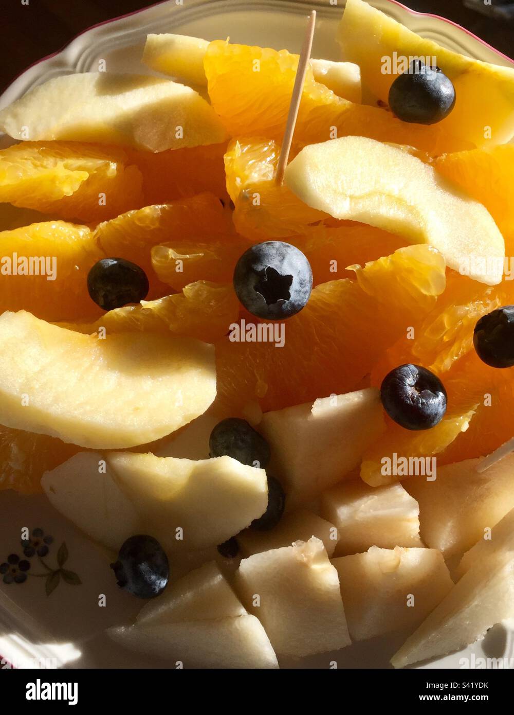 Orange, Heidelbeere, Apfel- und Birnenplatte Stockfoto