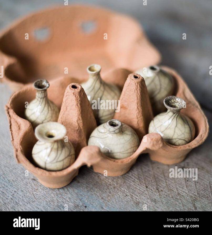 Miniatur-Raku-Keramik-Töpfe in einer Eierschachtel Stockfoto