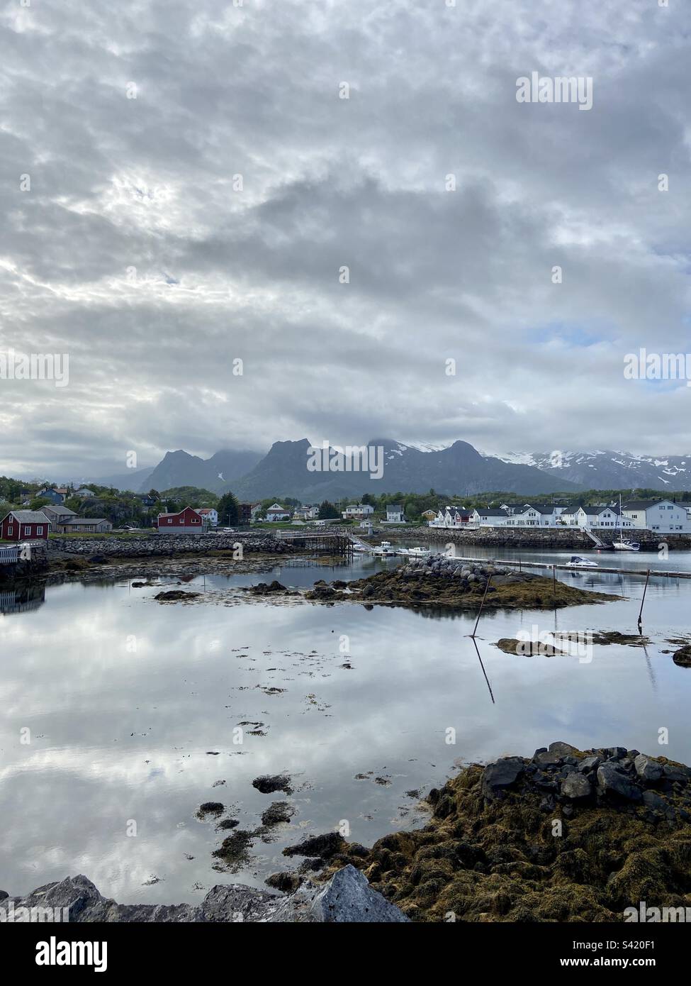 Blick auf Svolvær, Norwegen an einem bewölkten Sommertag. - Smartphone-aufgenommenes Stockfoto
