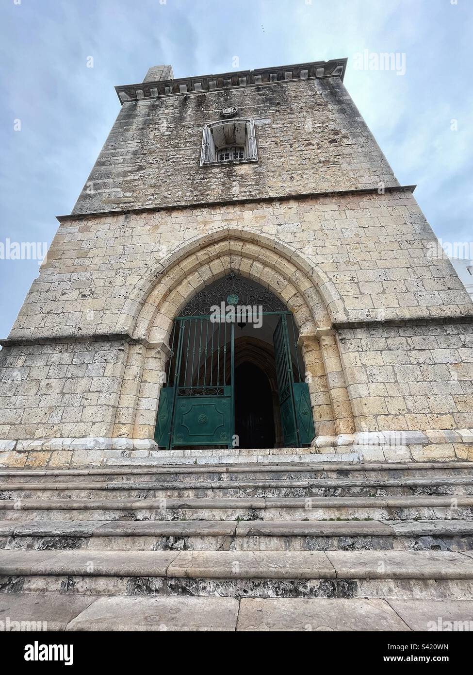 Glockenturm der Kathedrale von Faro, Igreja de Santa Maria SE Kathedrale mit Blick auf die Treppe Stockfoto