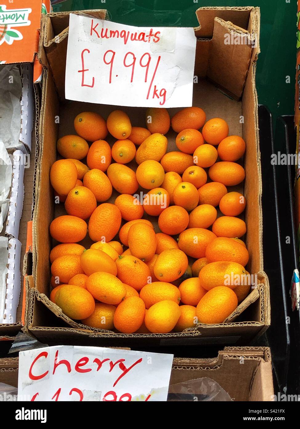 Reife Kumquats haben sich in einem Lebensmittelgeschäft verkauft Stockfoto