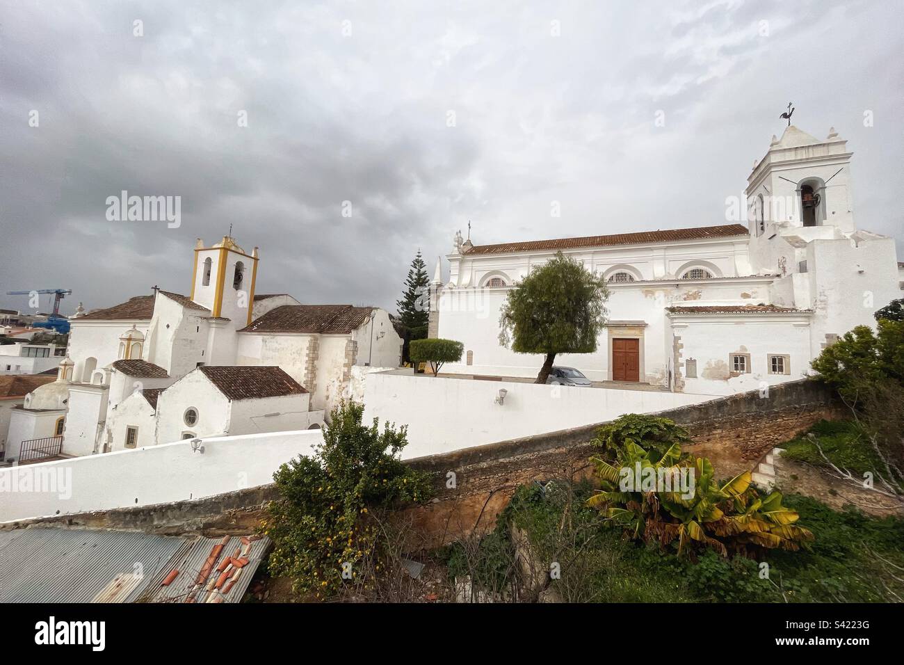 Tavira vom Schloss aus - Blick auf die Igreja da Misericórdia de Tavira, erbaut im 16. Jahrhundert, und einen bemerkenswerten Renaissance-Stil der Architektur von Andre Pilarte Stockfoto