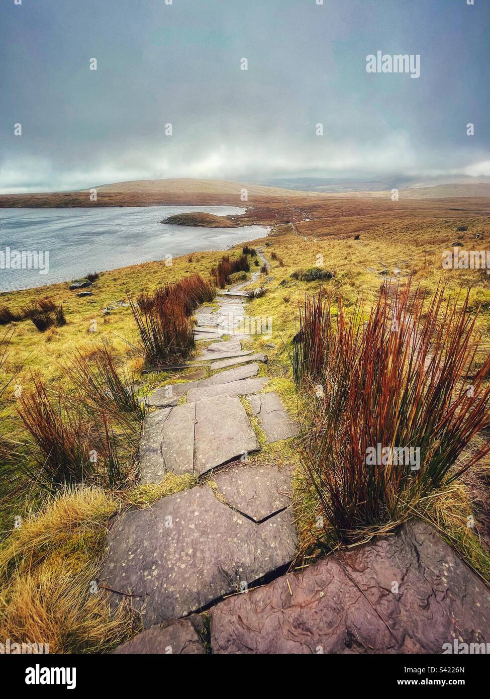 Der Fußweg nähert sich Llyn y Fan Fawr von Fan Brycheniog, Western Brecon Beacons (Bannau Brycheniog), Wales, Februar. Stockfoto