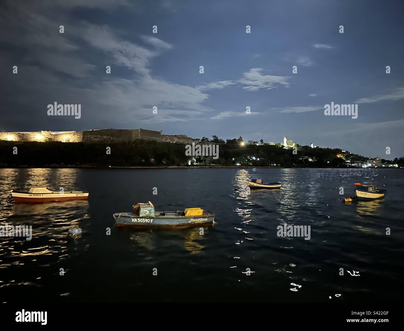 Kleine Boote im Hafen von Havanna. Havanna, Kuba 2023 - Smartphone-aufgenommenes Stockfoto