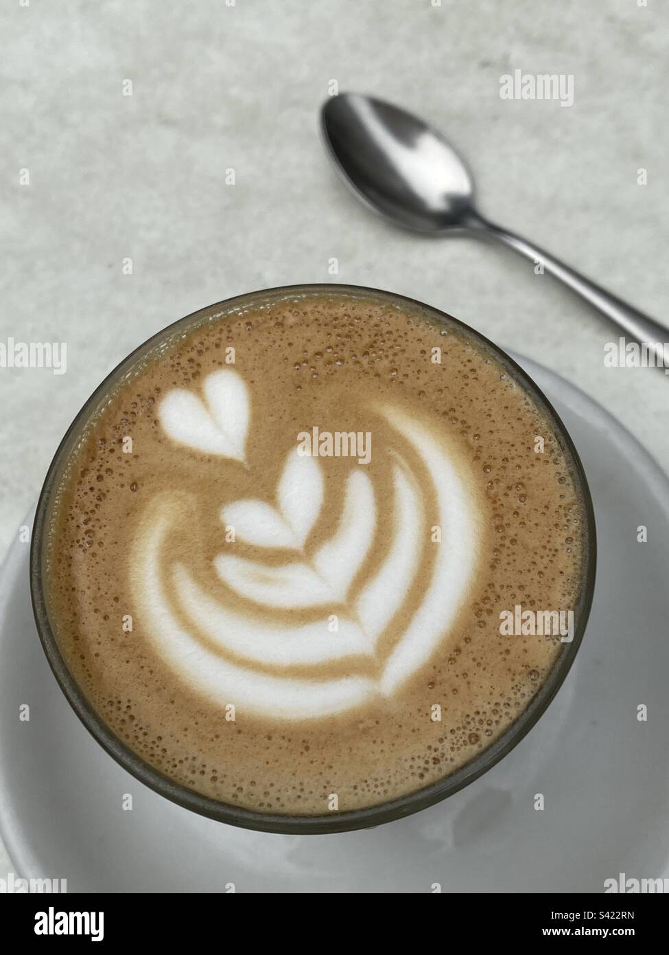 Herzform auf einem Capuccino Stockfoto