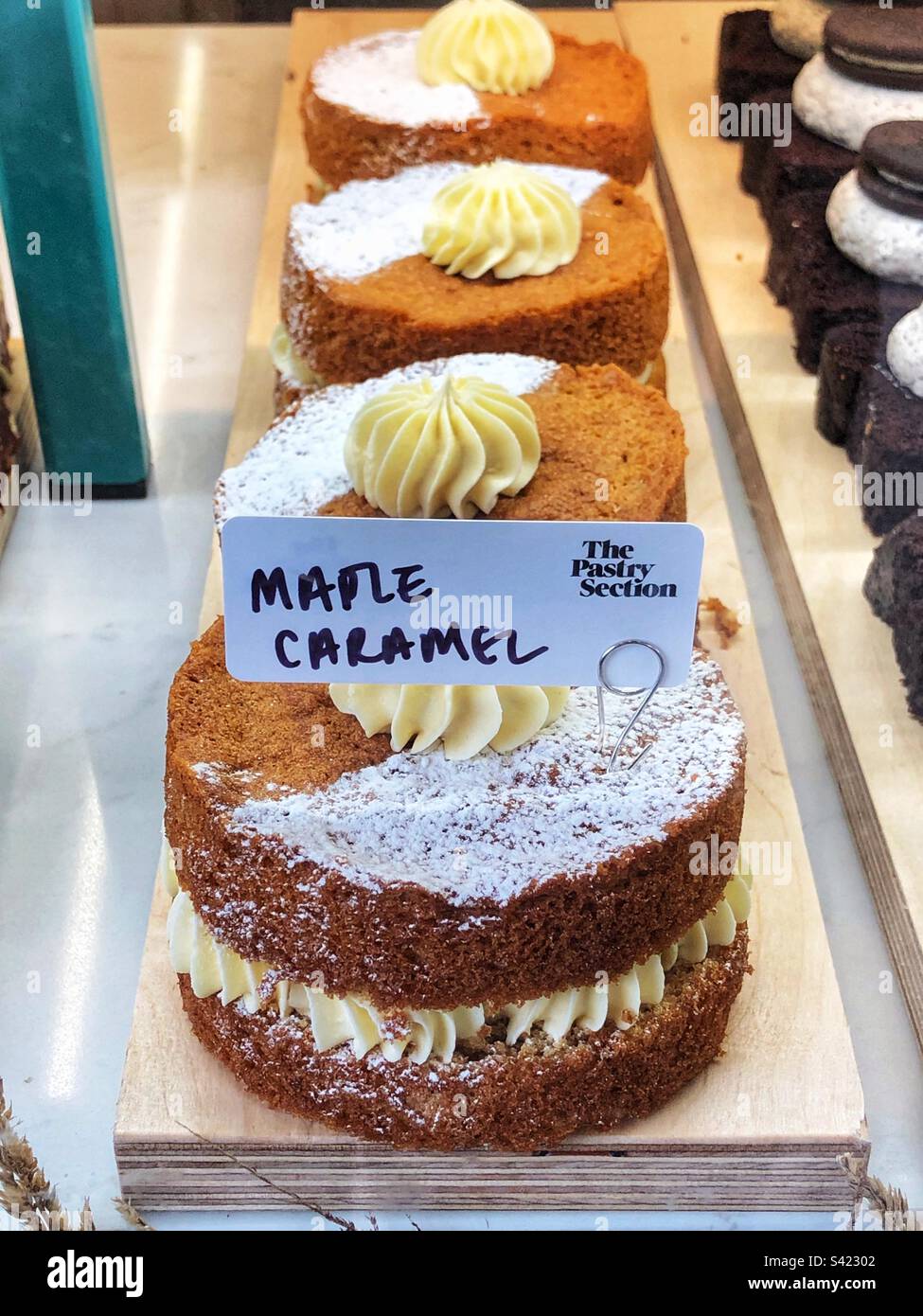 Ahornkaramellkuchen im Fenster der Bäckerei Stockfoto