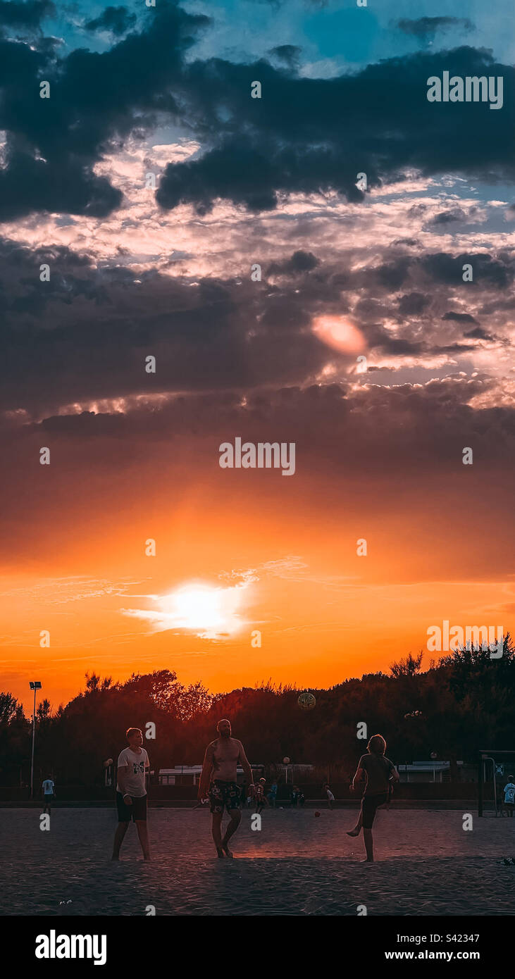 Sonne, Fußball, Sonnenuntergang, toskana, spielen, Ball, Meer, Strand, Wolke, Freiheit, Frei, Schwingungen Stockfoto