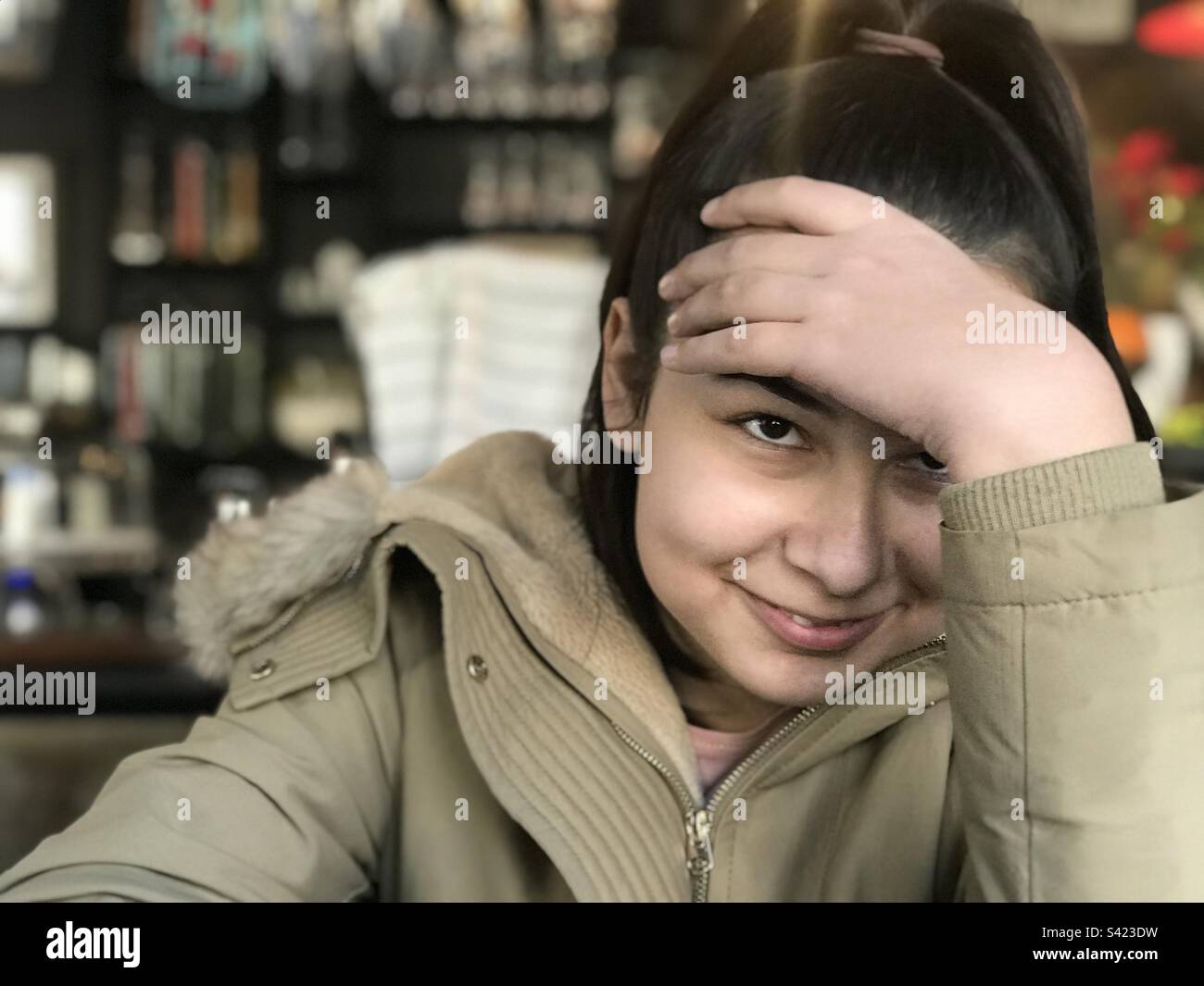 Ein Schulmädchen zeigte, dass sie nach einem langen Schultag müde war Stockfoto