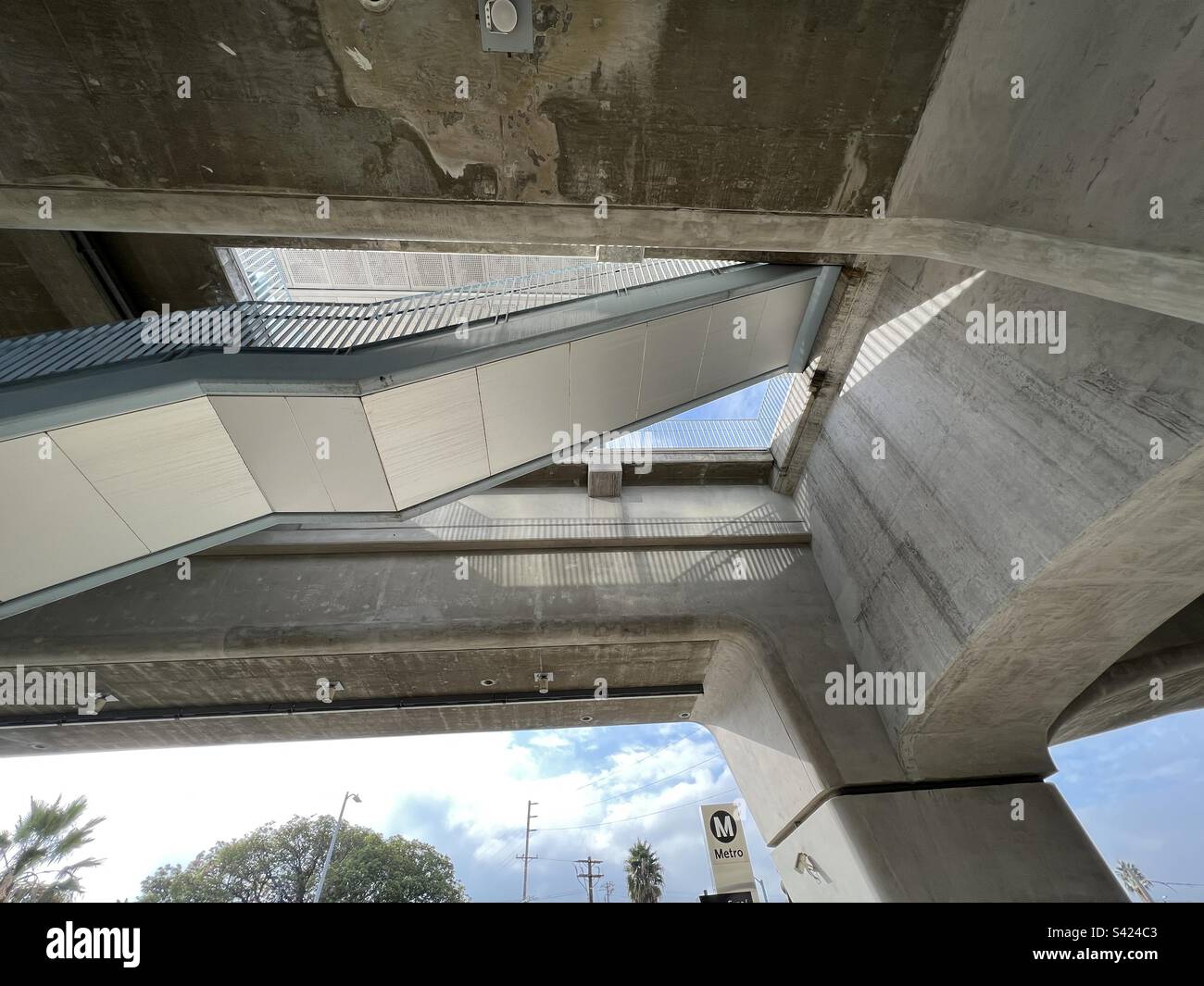 LOS ANGELES, CA, NOV. 2022: Blick auf die Betonarchitektur unter der Bundy Station an DER LA Metro Expo Line mit blauem Himmel und Wolken im Hintergrund Stockfoto