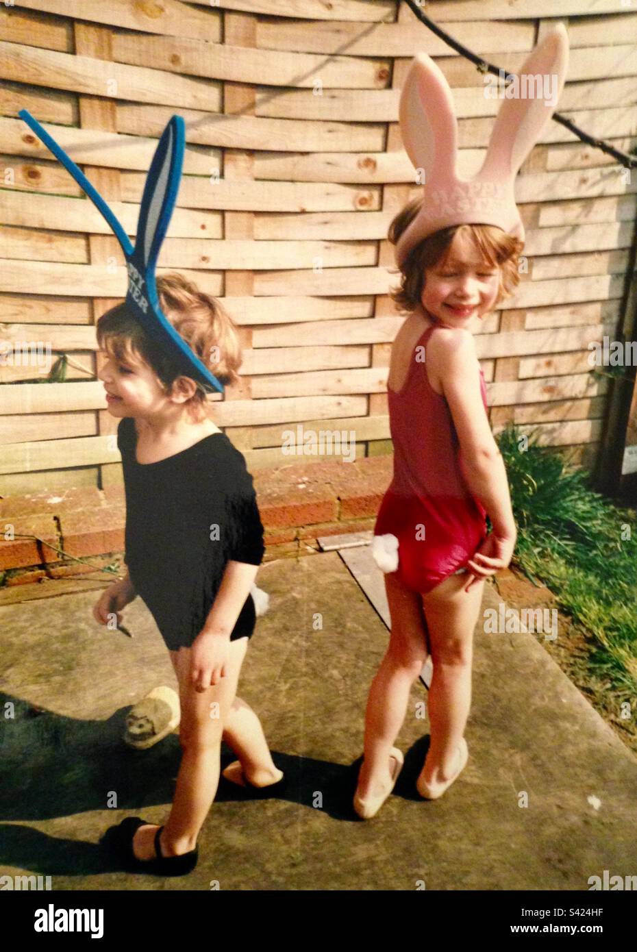 Kindergartenmädchen, das sich zu Ostern mit ihrem kleinen Bruder im Urlaub verkleidet Stockfoto