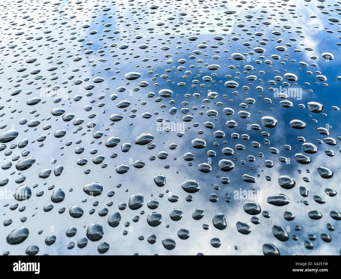 Große Regentropfen auf Metalloberfläche Stockfoto