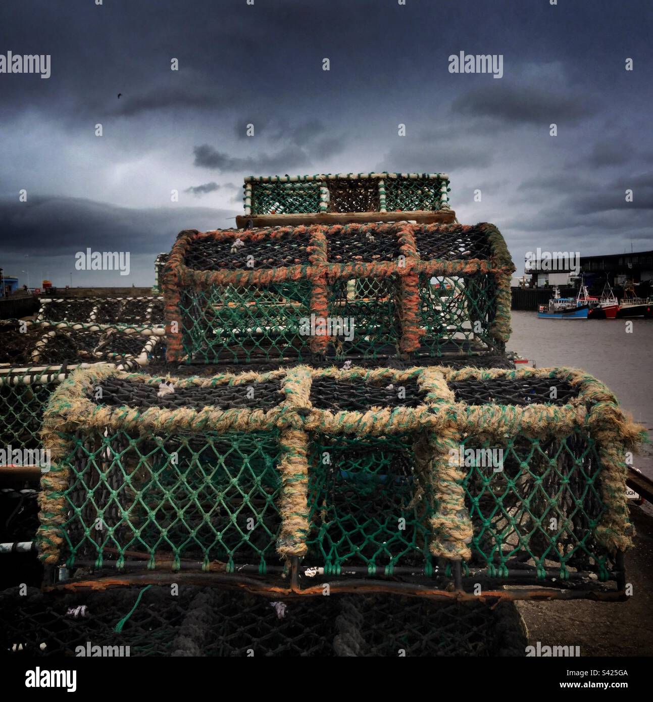 Krabben- und Hummertöpfe im Hafen von Bridlington, Großbritannien. Stockfoto