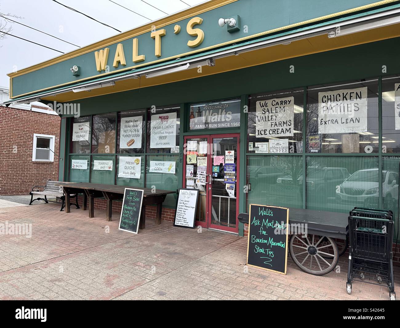 Der historische Walt's Food Market in Old Saybrook, Connecticut, USA, an einem bewölkten Wintertag - Smartphone-aufgenommenes Stockfoto