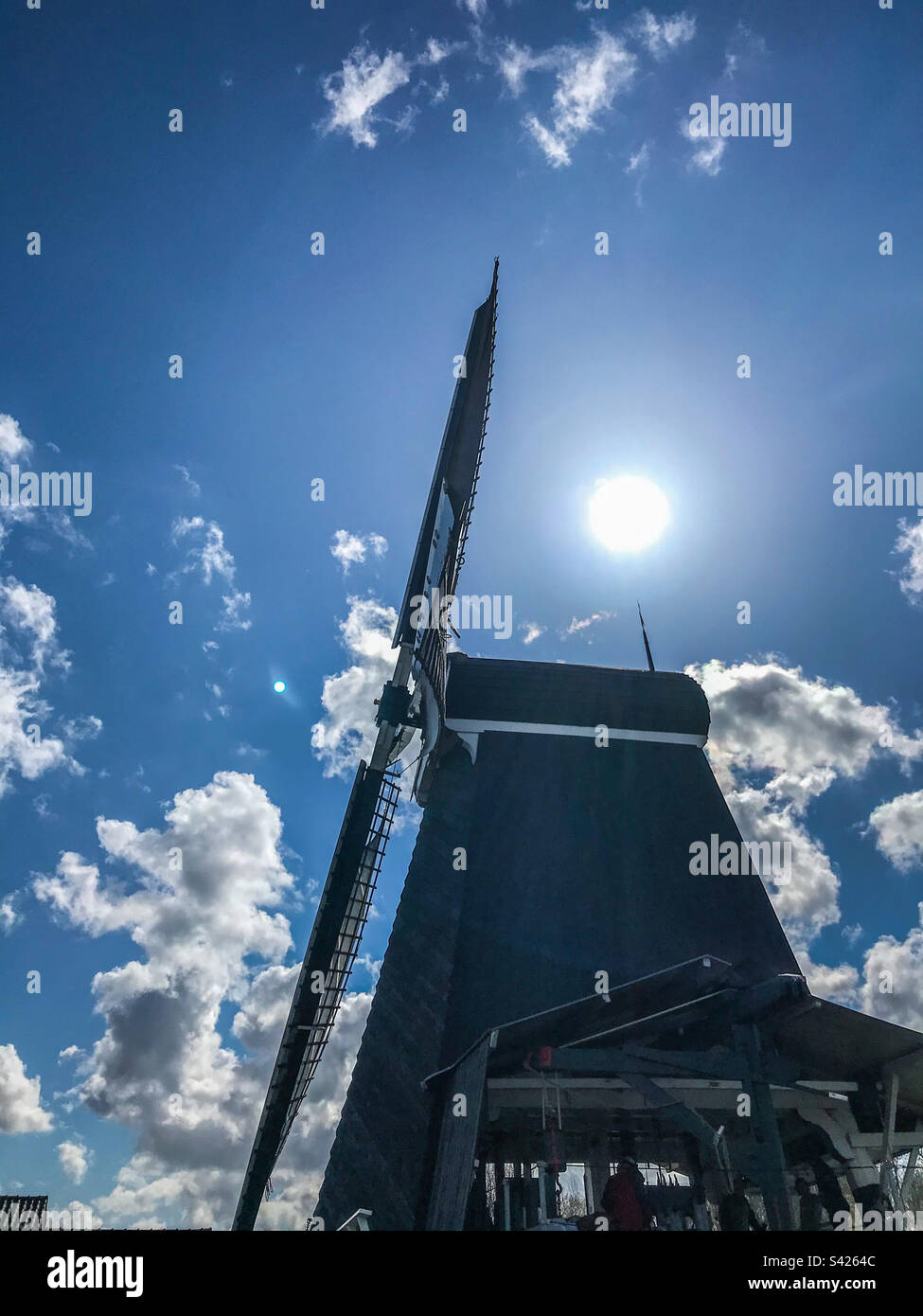 Nahaufnahme Windmühle gegen Blue Sky und White Clouds - Smartphone-aufgenommenes Stockfoto