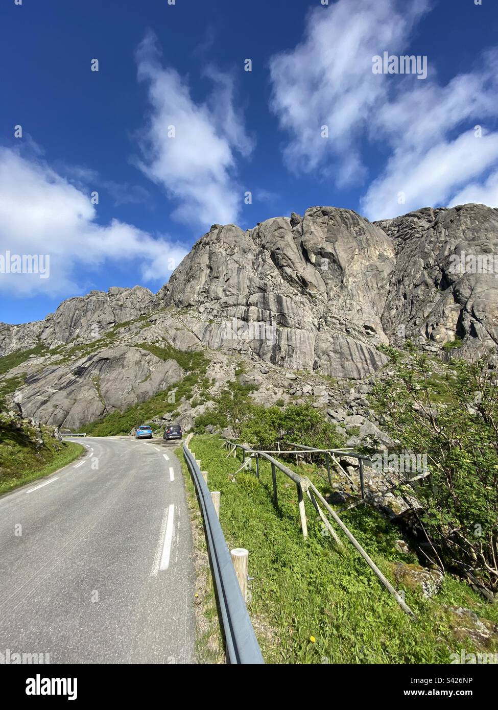 Blick auf die bergige Straße in der Nähe von Nusfjord, Lofoten-Inseln an einem sonnigen Sommertag. Stockfoto