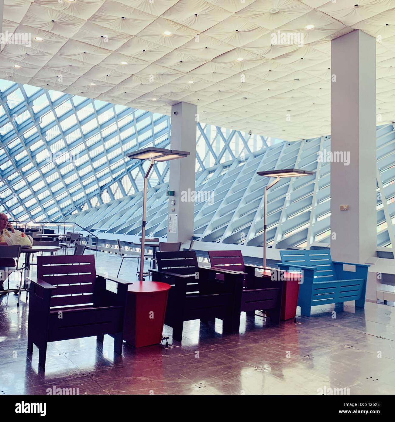 Central Library, Seattle Public Library, 1000 Fourth Avenue, Seattle, Washington, Vereinigte Staaten - Smartphone-aufgenommenes Stockfoto
