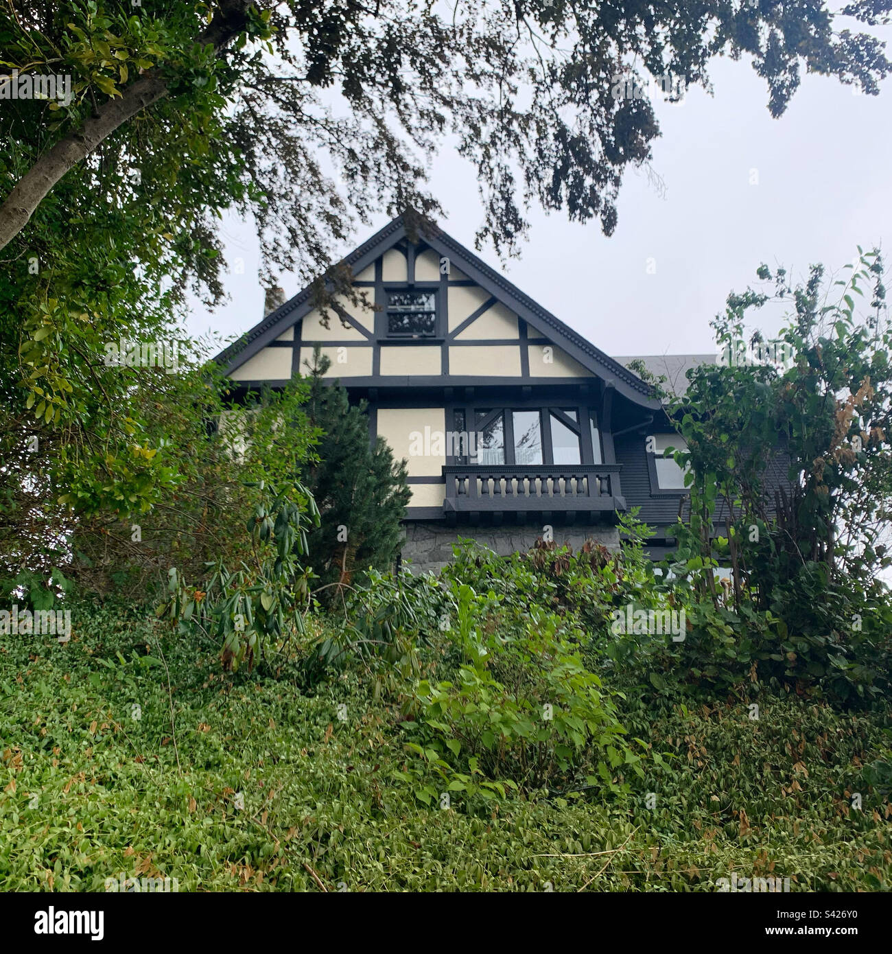 August 2022, ein Haus in der Queen Anne Hill Nachbarschaft, Seattle, Washington, Vereinigte Staaten - Smartphone-aufgenommenes Stockfoto