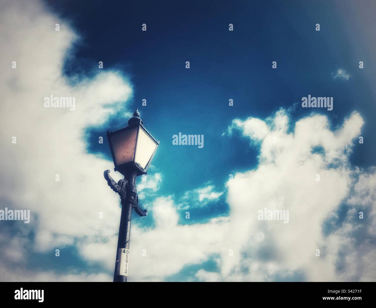 Ein Foto einer Straßenlampe am Himmel mit einem künstlerischen weichen Filter. Stockfoto