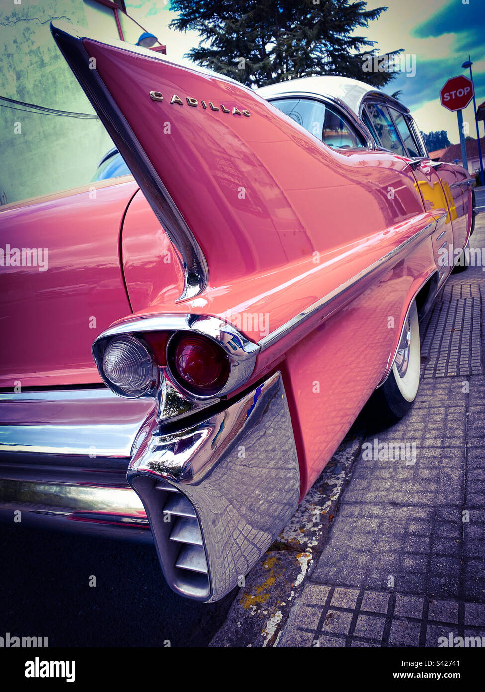 Auf der Rückseite eines wunderschönen pinkfarbenen Cadillac Stockfoto