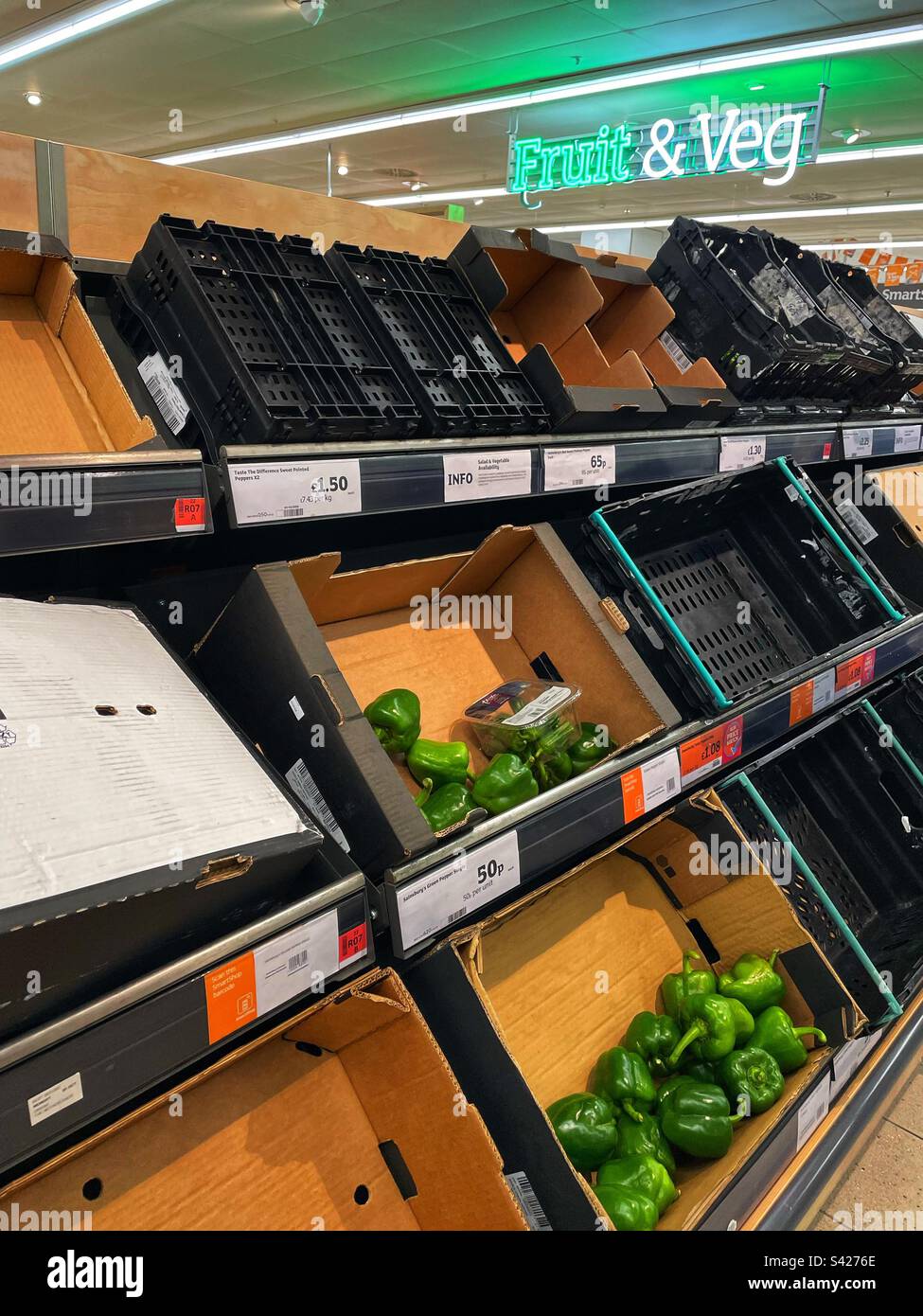 Ist es Brexit? Oder ein Versagen der Lebensmittelversorgungskette? Mangel an frischen Produkten in Supermärkten… Stockfoto