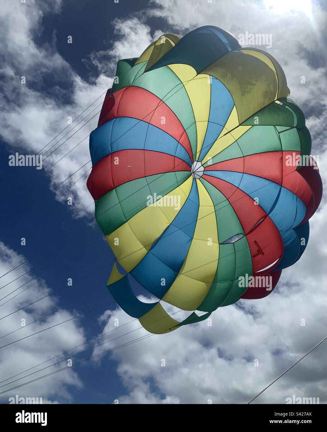 Nahaufnahme eines mehrfarbigen Fallschirms in der Luft Stockfoto