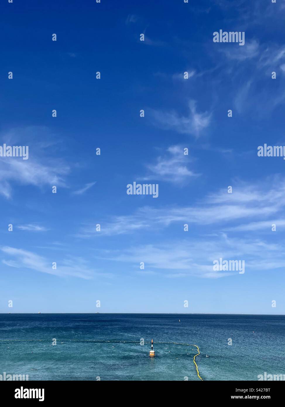 Schwimmnetz im Meer Stockfoto