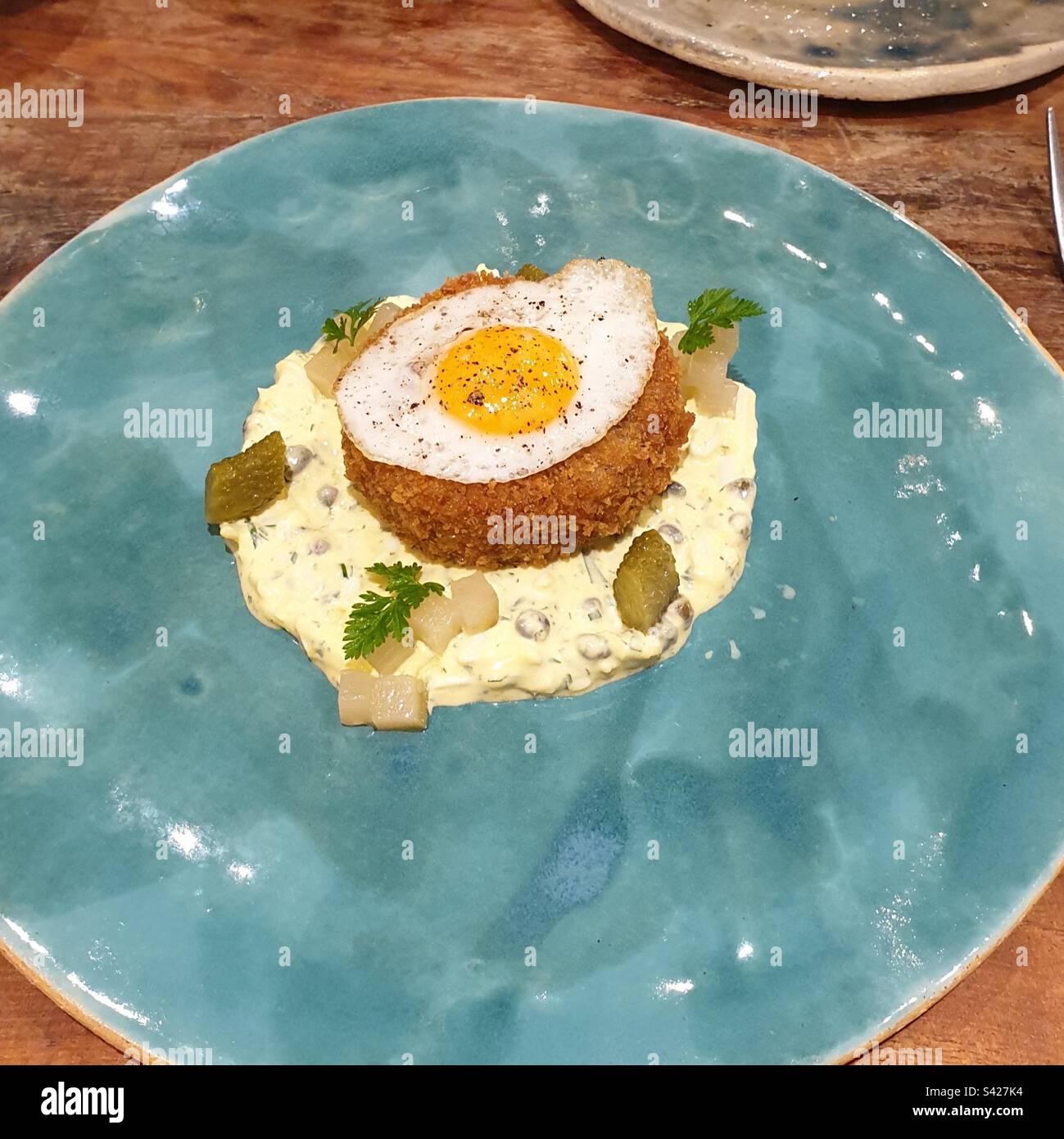 Schweineköpfe mit Wachtelei - Smartphone-aufgenommenes Stockfoto