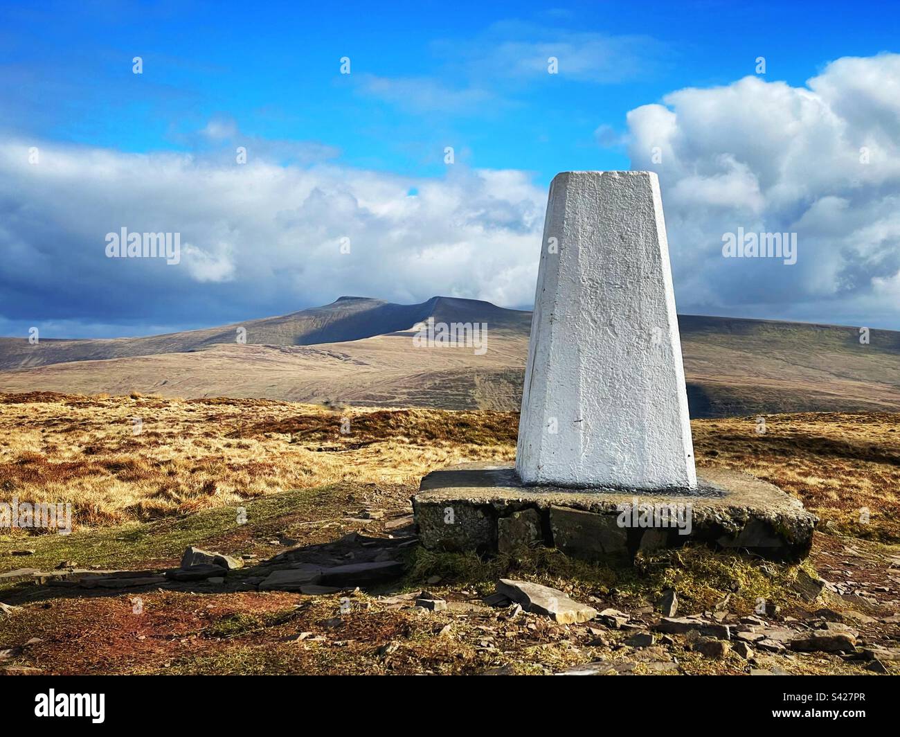 Gipfel von Fan Frynach, Craig Cerrig Gleisiad, Brecon Beacons. Pen y Fan und Corn Du im Hintergrund. Stockfoto