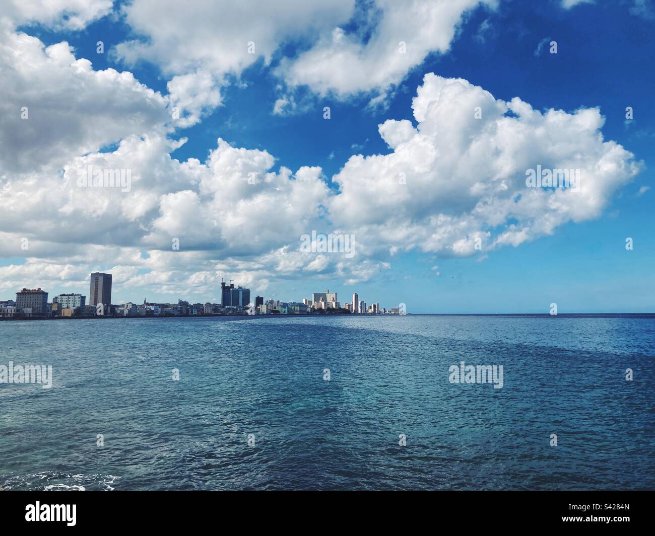 Blick über das Wasser in Havanna, Kuba Stockfoto