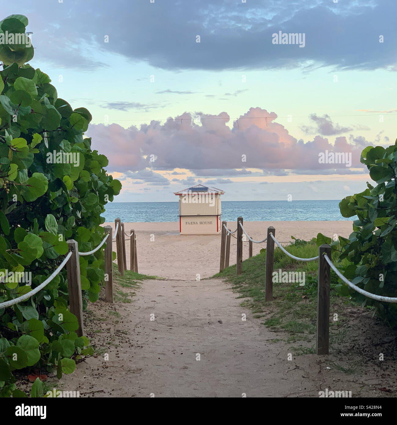 Oktober 2022, ein Weg zum Strand bei Sonnenuntergang, Miami Beach, Florida, USA Stockfoto