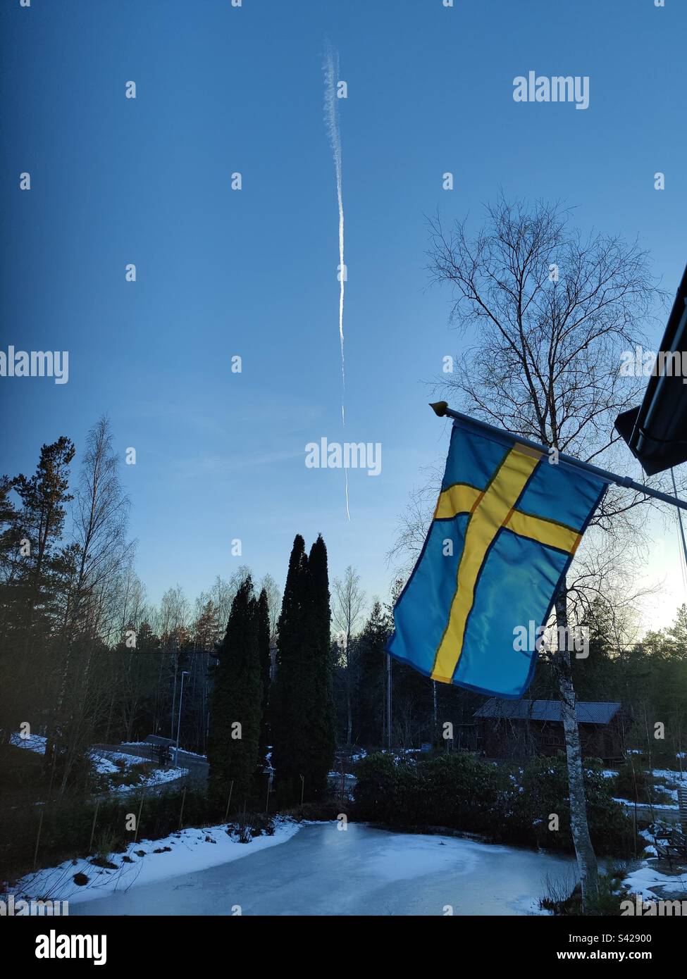 Schwedische Flagge mit Sonnenuntergang Stockfoto