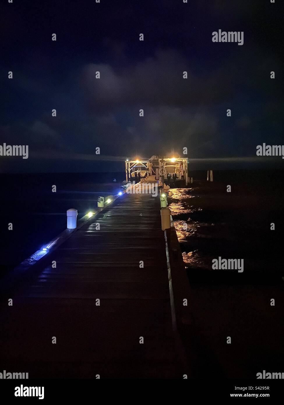Bootsanleger bei Nacht in Belize Stockfoto