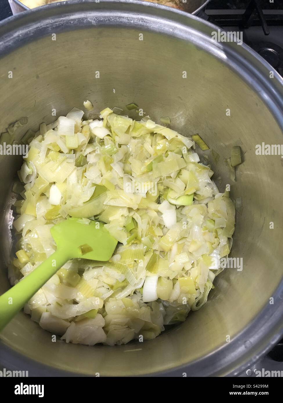 Ich koche Lauch-Suppe Stockfoto