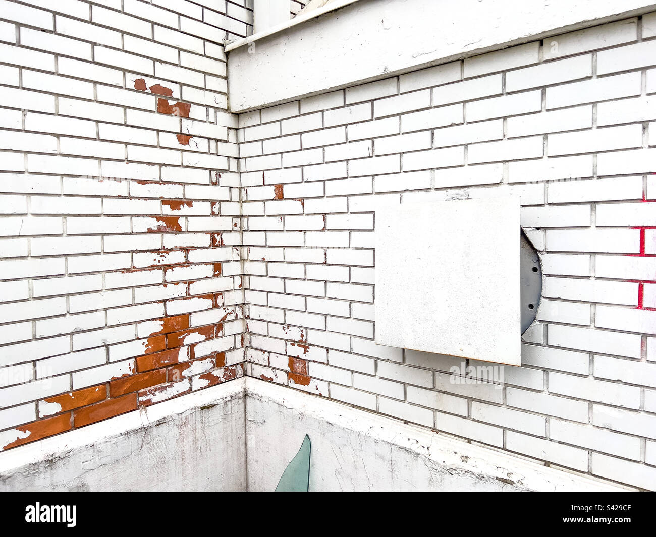 Stadterkundung, weiß bemalte Backsteinmauer - Smartphone-aufgenommenes Stockfoto