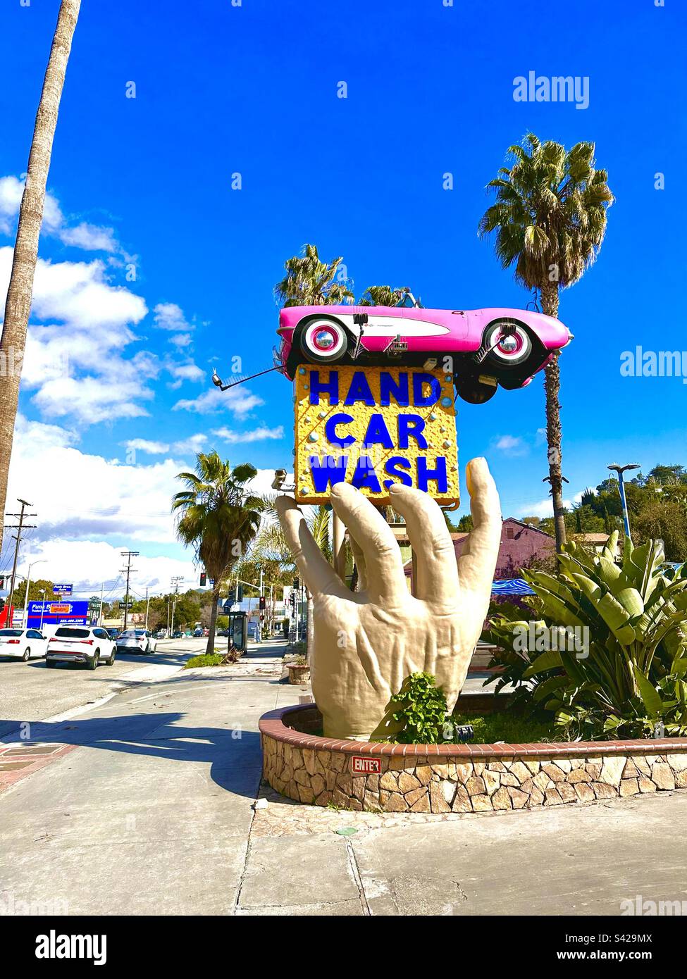 Ein aufsehenerregendes Schild vor Studio City Hand Car Wash in Los Angeles, Kalifornien. Stockfoto