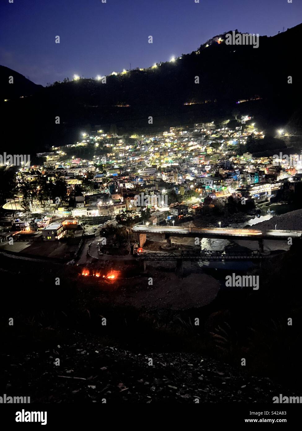 Satpuli, eine Stadt in Uttarakhand, Indien. Die Lichter bei Nacht strahlen eine wunderbare Landschaft aus. Stockfoto