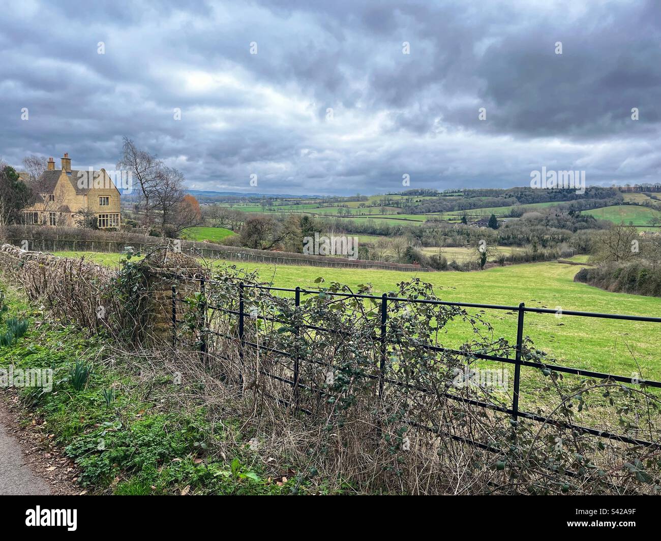 Blick auf die Felder der Cotswolds bei Stow-on-the-Wold in Gloucestershire in England. Stockfoto