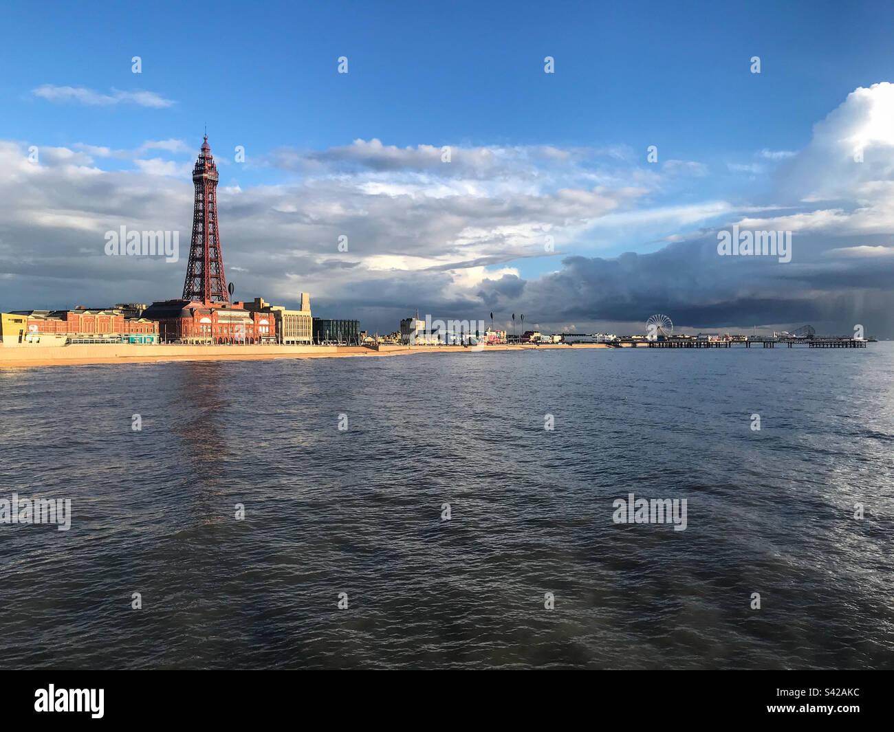 Blackpool Tower und Strand - Smartphone-aufgenommenes Stockfoto Blackpool Tower und Strand - Smartphone-aufgenommenes Stockfoto