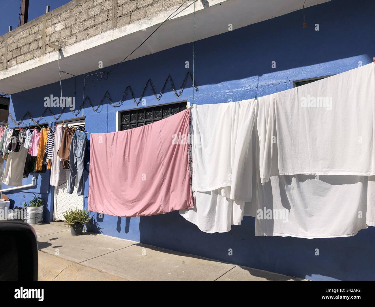 Wäscherei hängt draußen zum Trocknen in Mexiko. Stockfoto