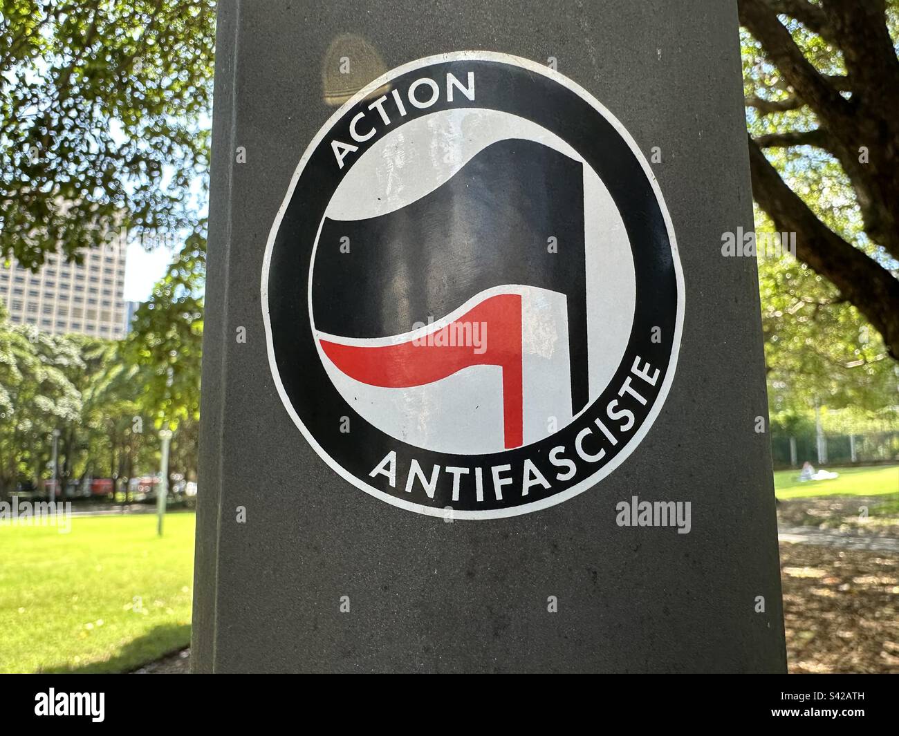 Antifa-Aufkleber auf einem Laternenpfahl in Belmore Park, Sydney, Australien. Stockfoto