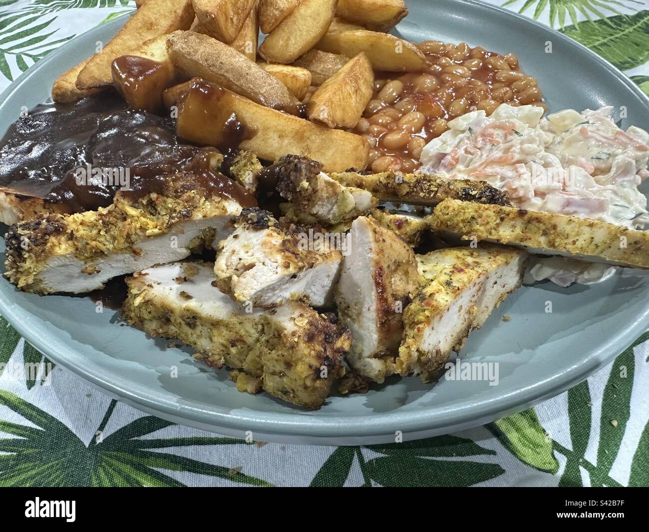 Chips und Hühnchen - Smartphone-aufgenommenes Stockfoto