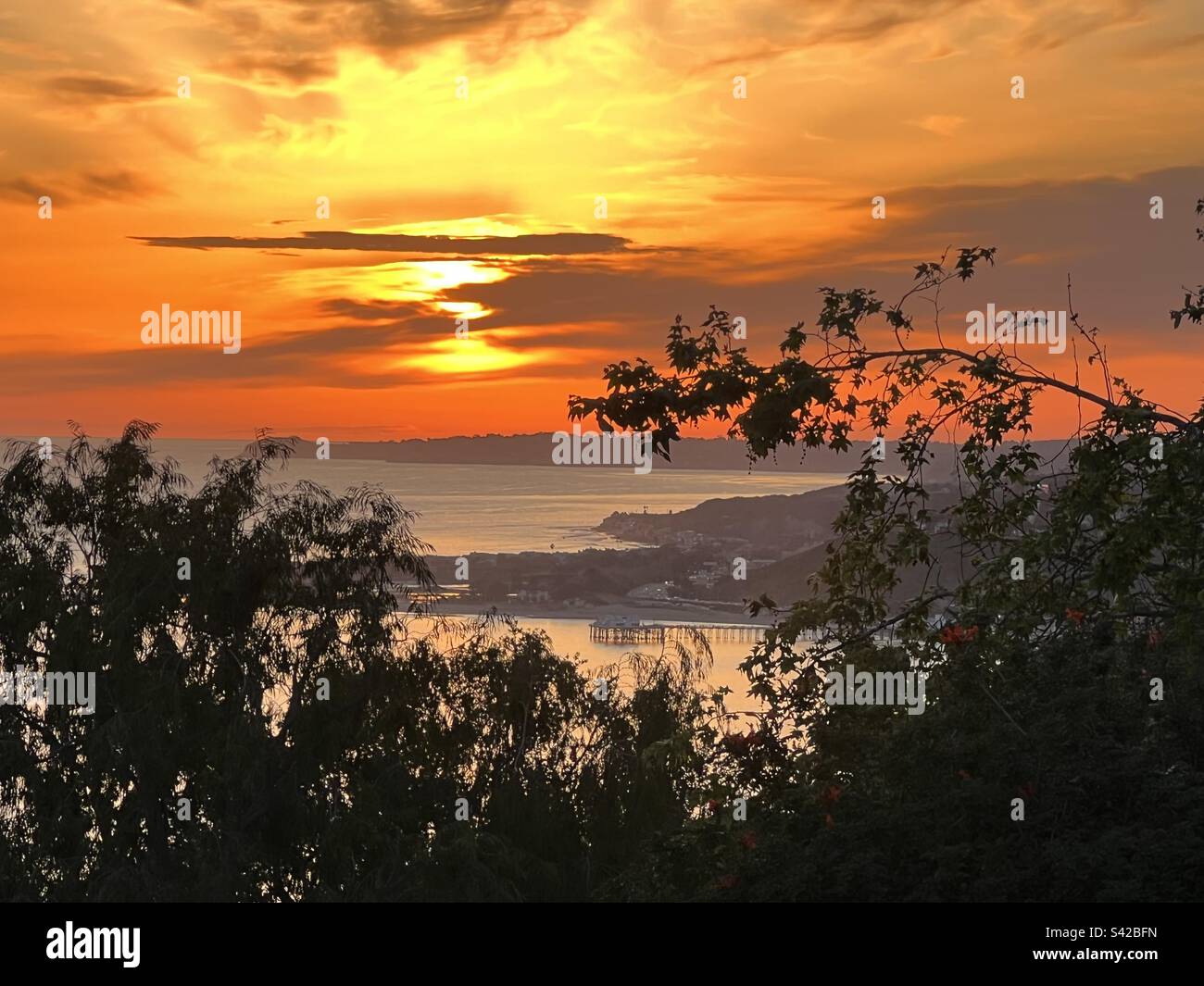 Klassischer kalifornischer Sonnenuntergang über Malibu Beach und Malibu Pier. Stockfoto