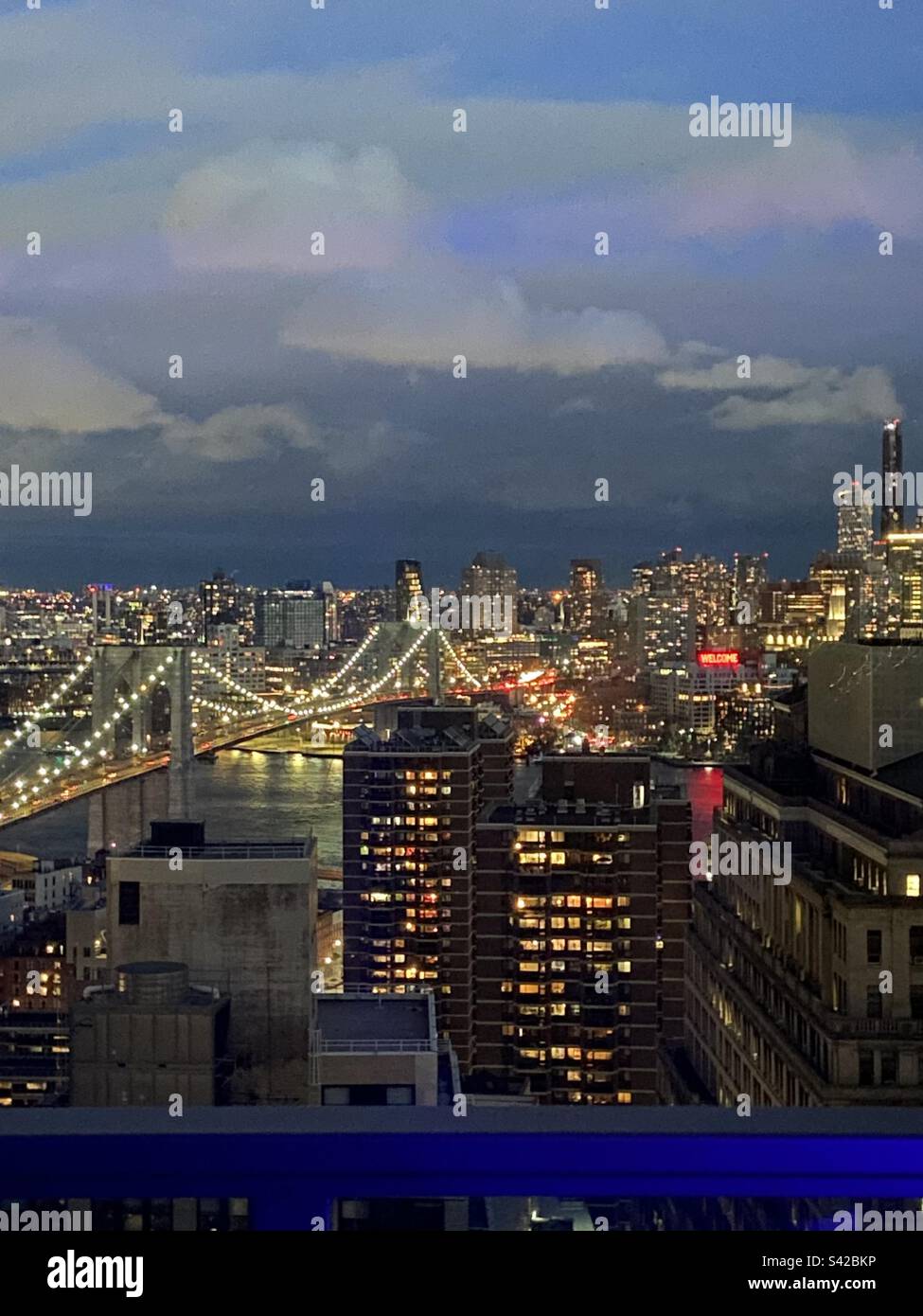 Abenddämmerung über Manhattan - Smartphone-aufgenommenes Stockfoto