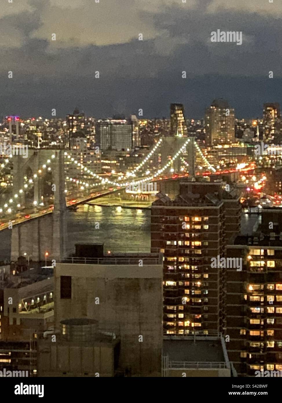 Lichter über der Brooklyn Bridge, New York City - Smartphone-aufgenommenes Stockfoto