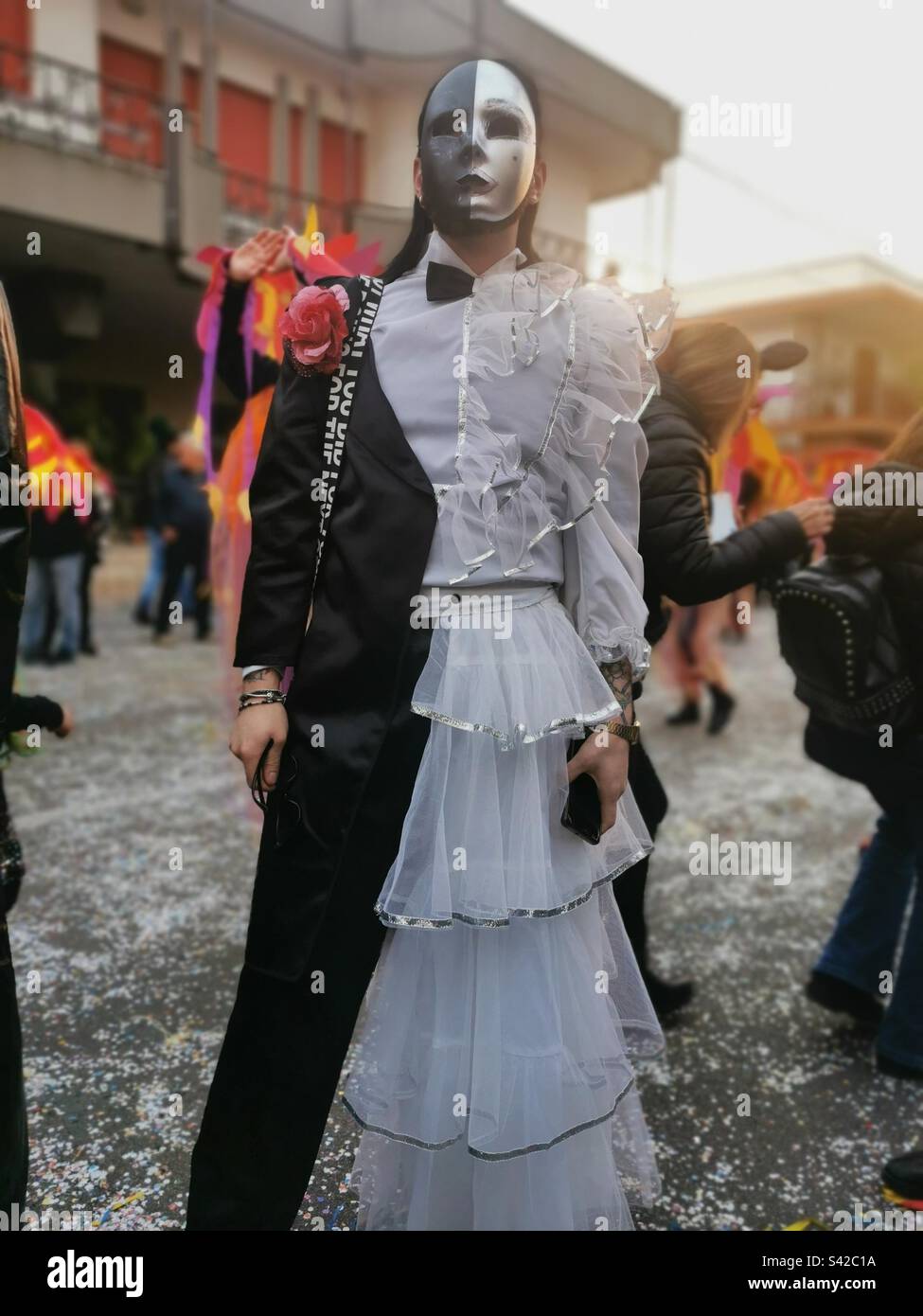 Schwarz-weiß, halb Mann, halb Frau, Karnevalskostüm Stockfoto