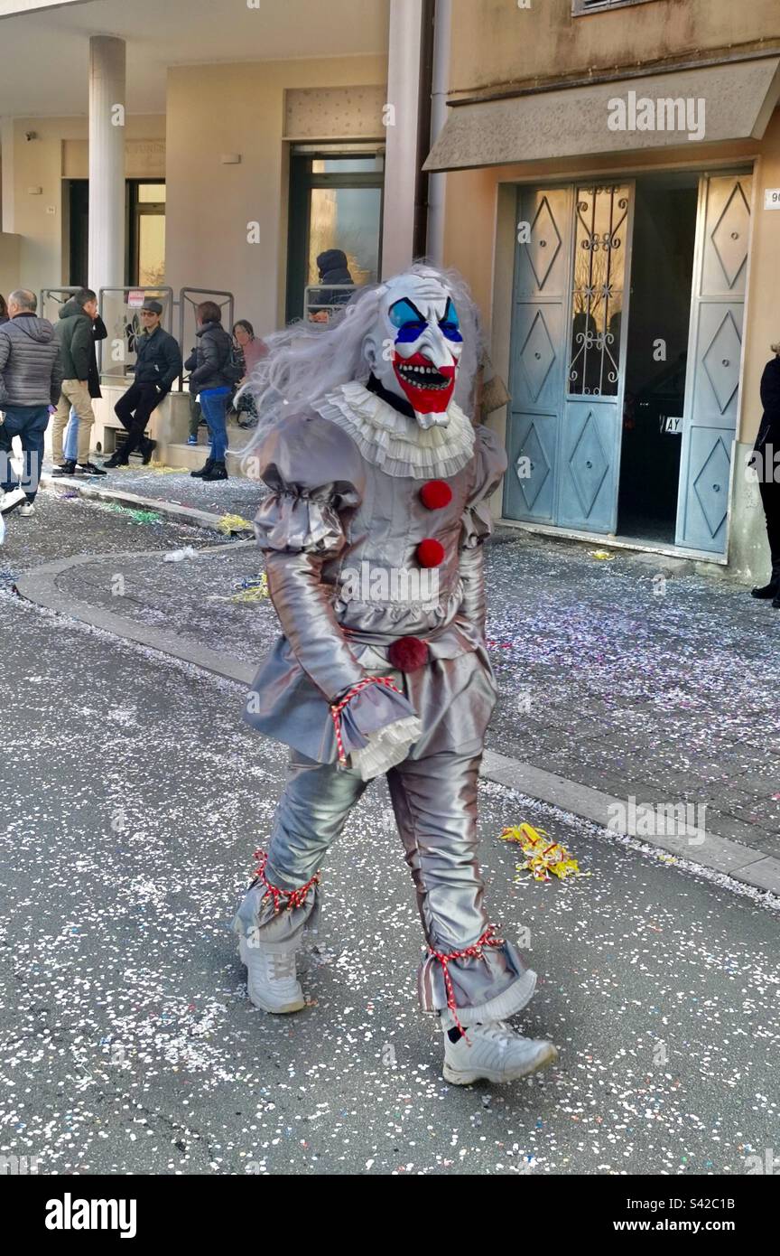 Gruseliges Clown-Karnevalskostüm Stockfoto