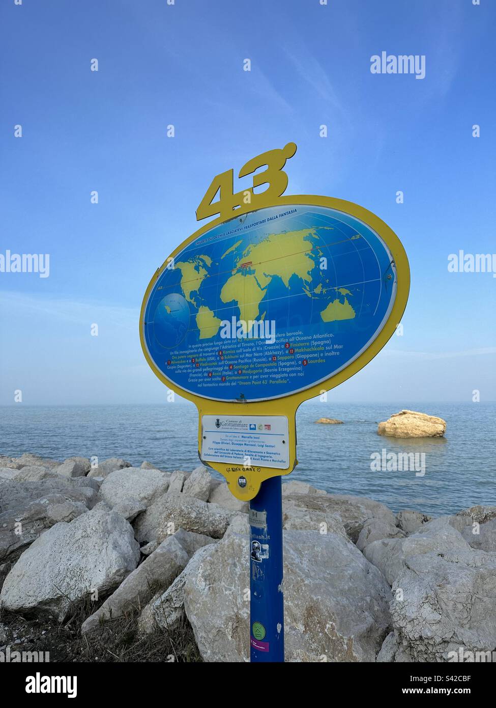 43. Parallel der nördlichen Hemisphäre, Grottammare, Region Marken, Italien Stockfoto